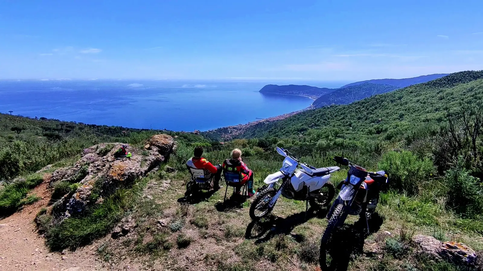 Zwei Motorräder an der Klippe über dem Meer
