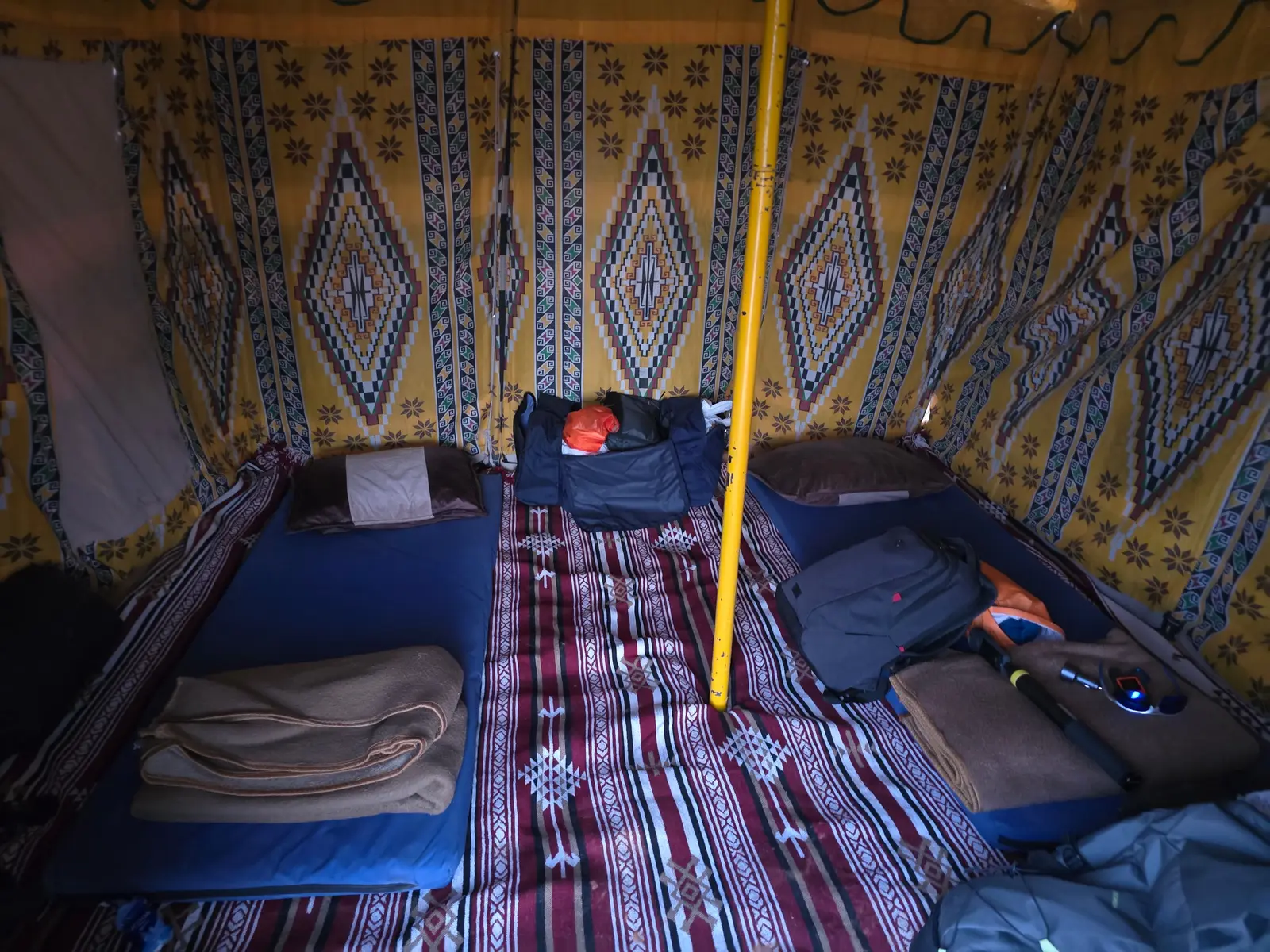 Gedeckter Tisch im Esszelt des Camps
