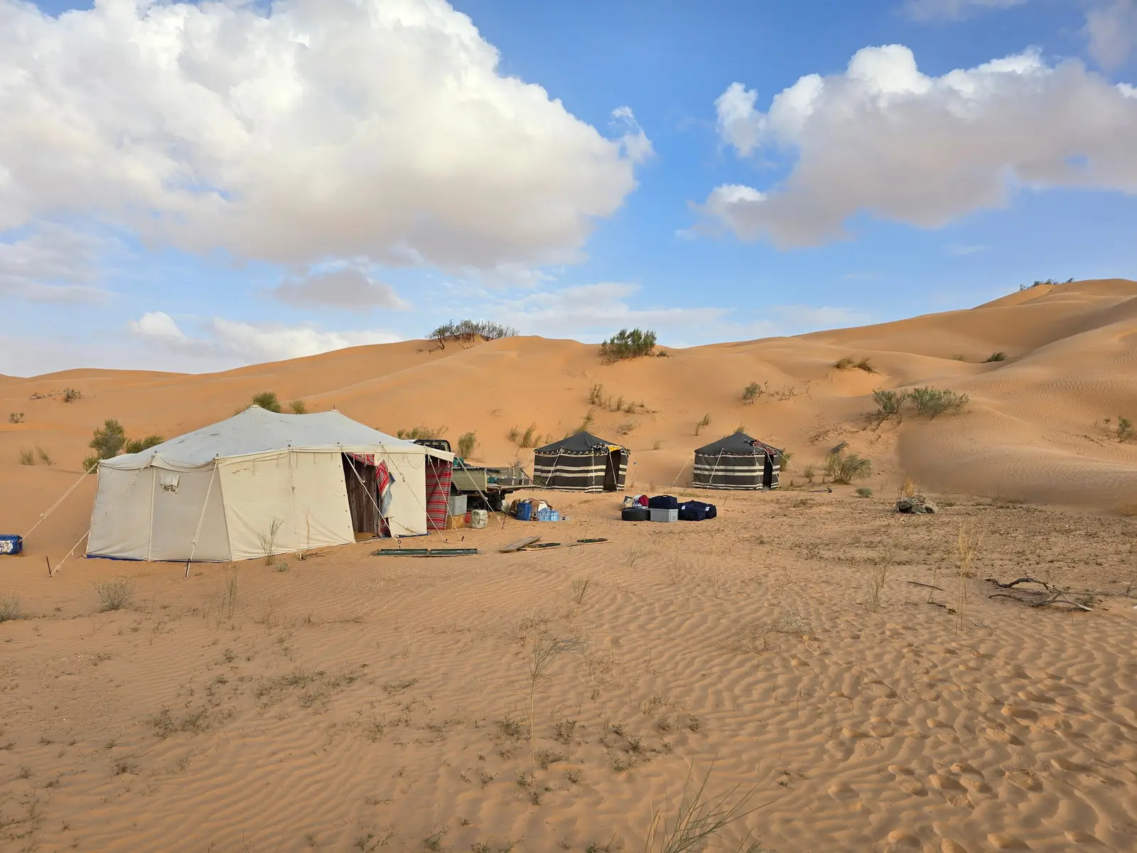 Das Zeltcamp mitten in den Dünen