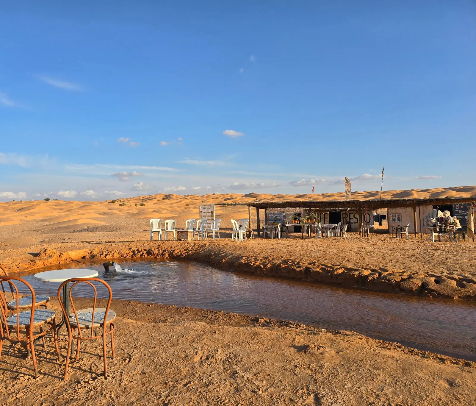 Camp an einem Wasserbecken im Abendlicht