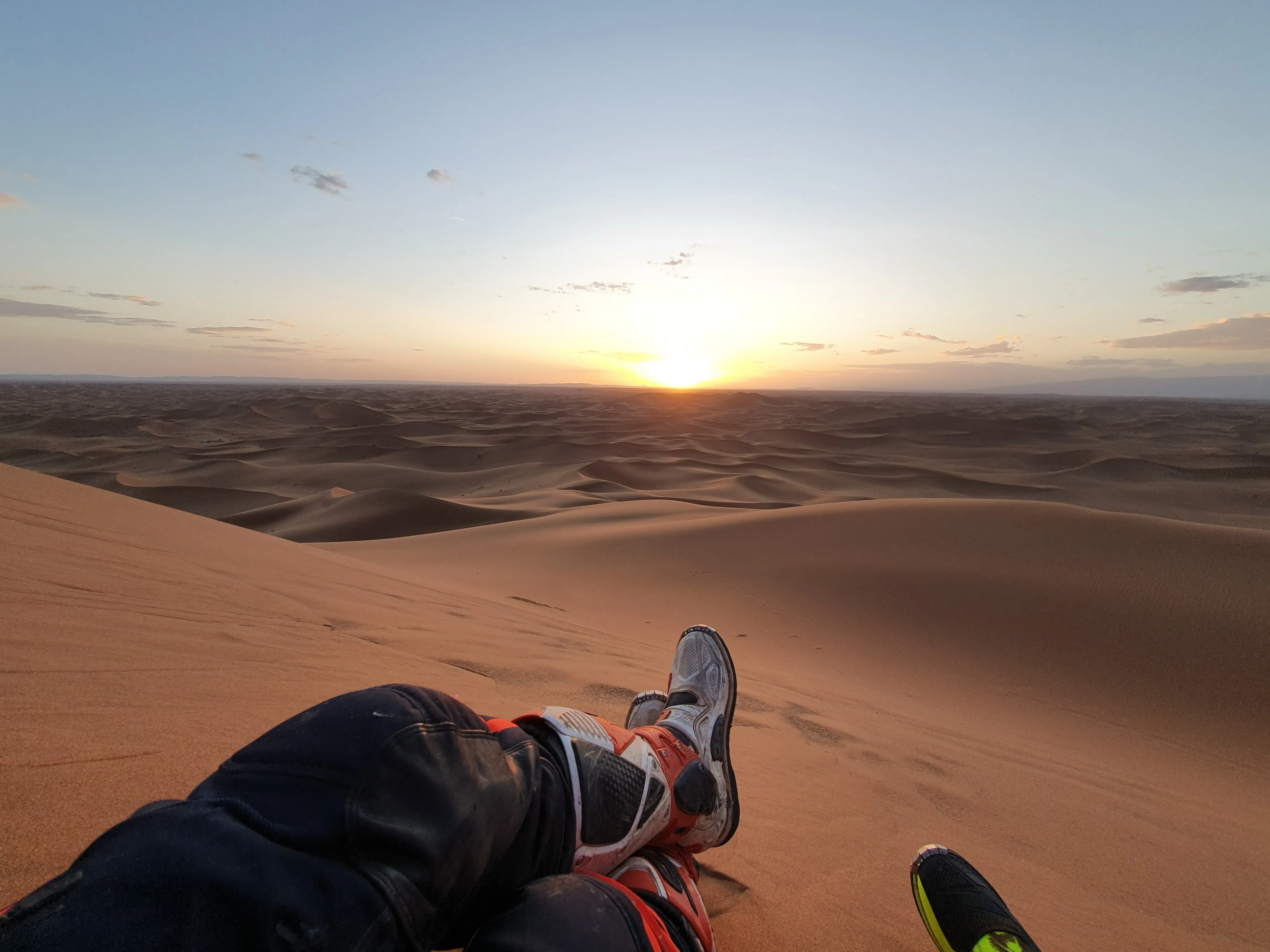 Sonnenuntergang über den Dünen, Stiefel im Vordergrund