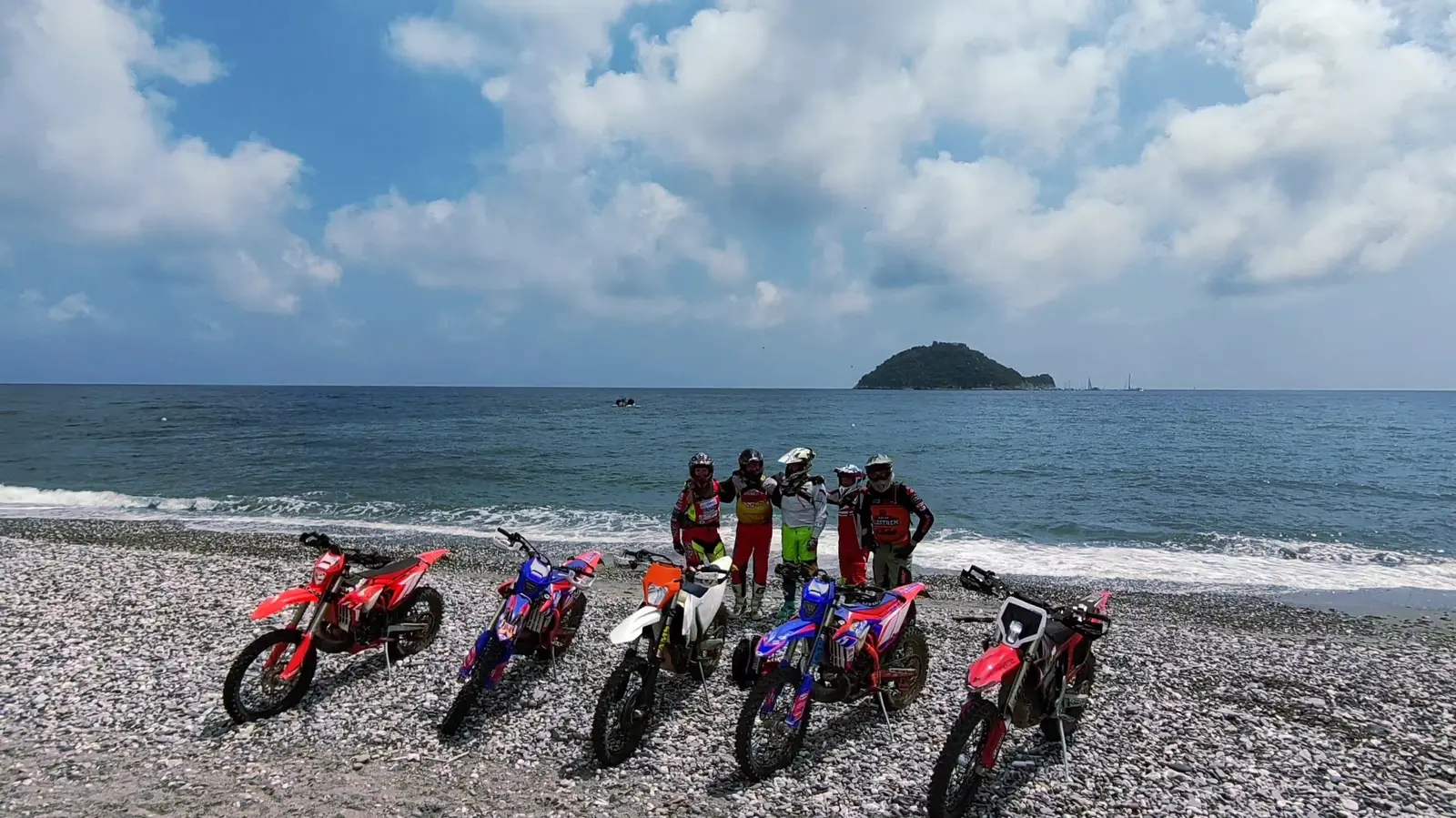 Die Gruppe mit ihren Motorrädern am Strand