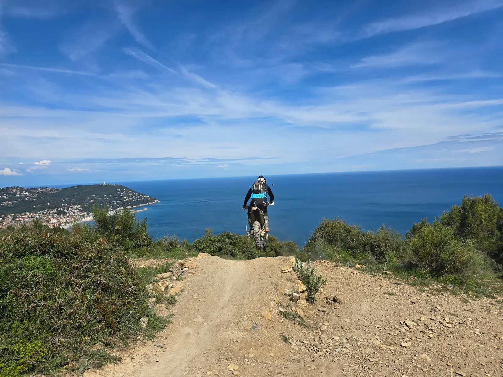 Ein Fahrer auf einem Trail hoch über der ligurischen Küste